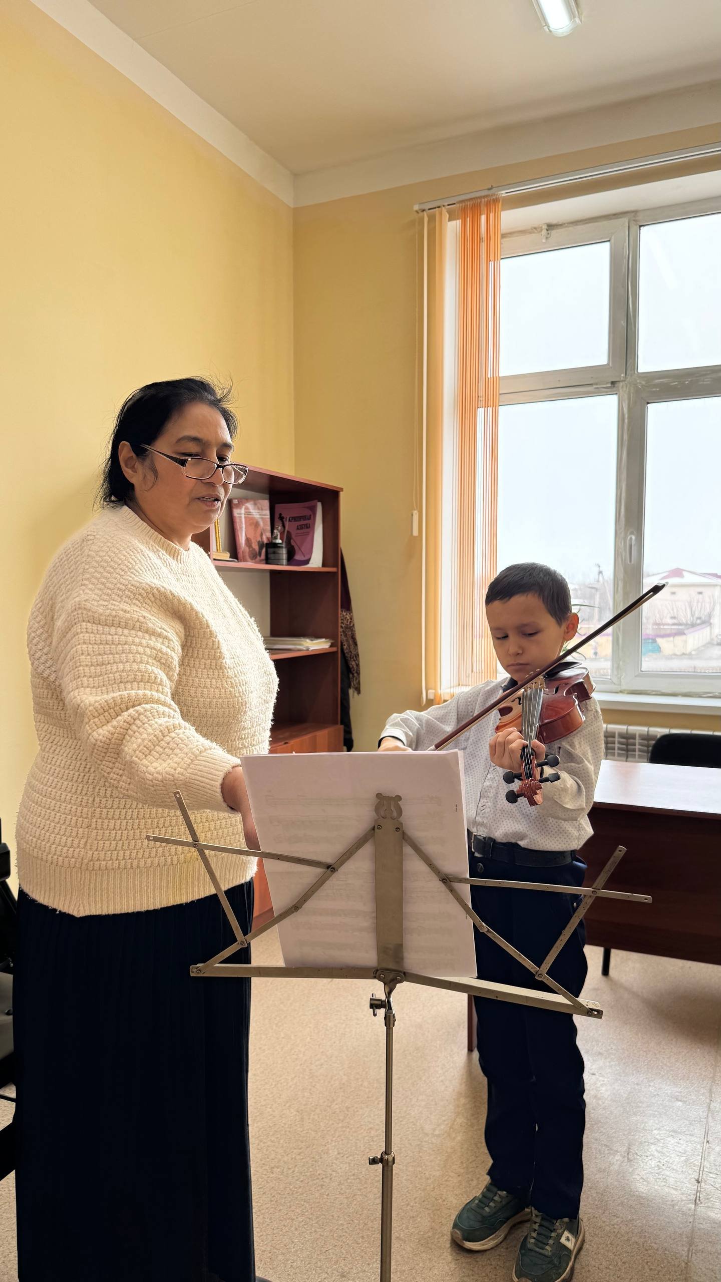 Skripka sinfi dars jarayonidan foto lavha.