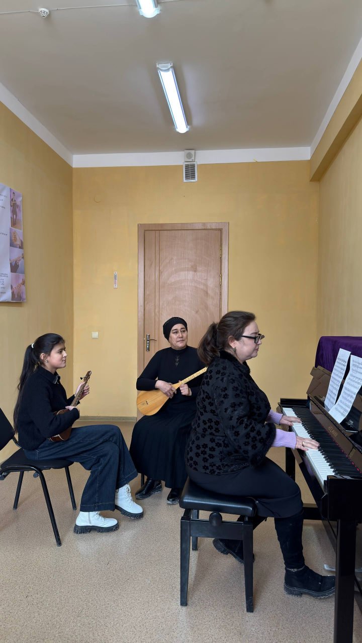 Dutor sinfi dars jarayonidan foto lavha.