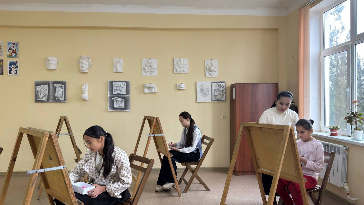 Tasviriy va amaliy san'at sinfi dars jarayonidan foto lavha.