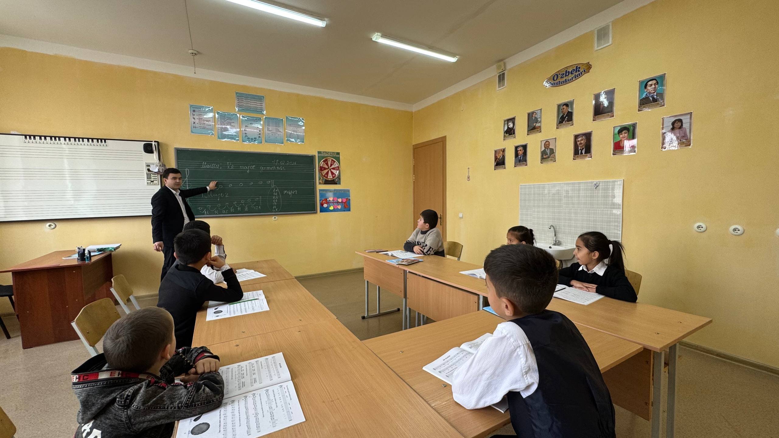 Solfedjio fani dars jarayonidan foto lavha.